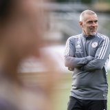 L'entraineur genevois, Eric Severac, lors du match du championnat suisse de football de la Super League feminine des playoffs, demi final match retour entre le Servette FC Chenois Feminin et le FC St.Gallen 1879, ce samedi 27 mai 2023 au stade de la Fontenette a Carouge pres de Geneve. (KEYSTONE/Martial Trezzini)